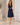 Ärmelloses Midikleid mit Schmuckgürtel – Marineblau