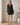 Kurzes Damenkleid mit Druck, Wickeloptik und Rüschen – Schwarz