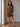 Kurzes Damenkleid mit Punkten, drapierter Taille und Rüschen – Schoko